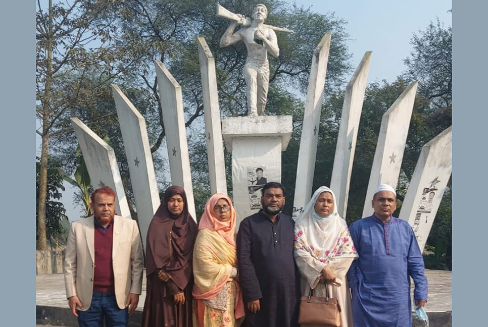 পাঁচ দশক পর শহীদ বাবার কবরের সন্ধান পেলেন ড. শফিক

