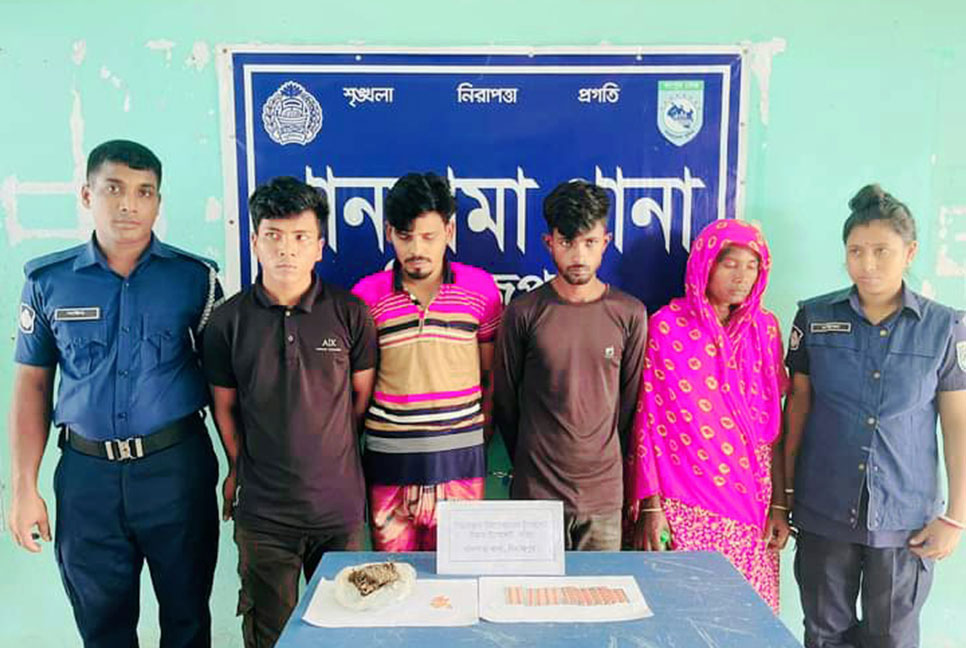 খানসামায় ৪ মাদক কারবারি আটক