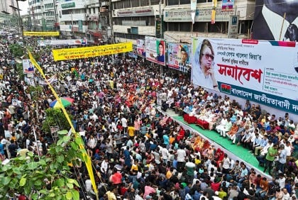 নয়াপল্টনে খালেদা জিয়ার মুক্তির সমাবেশ চলছে

