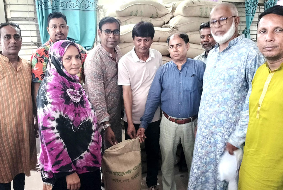 দিনাজপুরে ঝড়ে ক্ষতিগ্রস্ত পরিবারের মাঝে প্রধানমন্ত্রীর উপহার