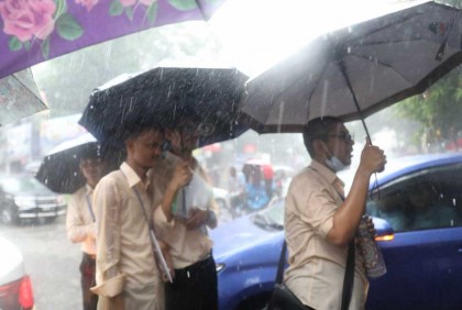 বৃষ্টি মাথায় নিয়ে হলে পরীক্ষার্থীরা