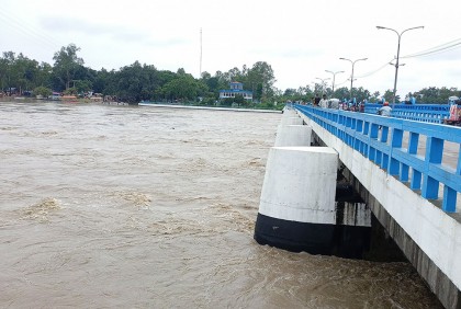 বিপৎসীমা ছুঁই ছুঁই তিস্তার পানি, ২ হাজার পরিবার পানিবন্দি