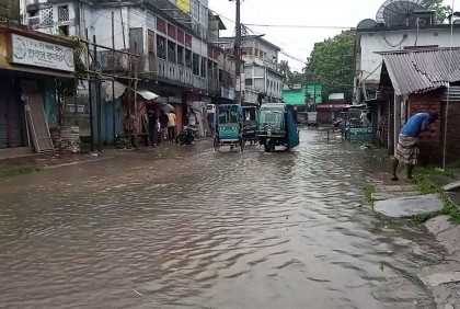 বাগেরহাটে ভারী বর্ষণে ডুবে গেছে রাস্তা-নিম্নাঞ্চল
