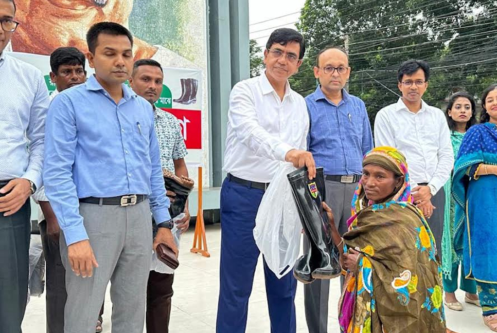 রাসেলস ভাইপার আতঙ্ক, কৃষকদের মাঝে গামবুট বিতরণ