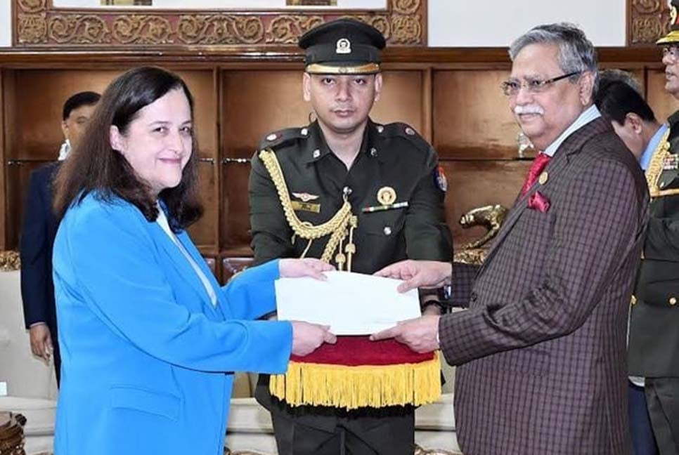 রাষ্ট্রপতির কাছে তিন দেশের রাষ্ট্রদূতের পরিচয়পত্র পেশ

