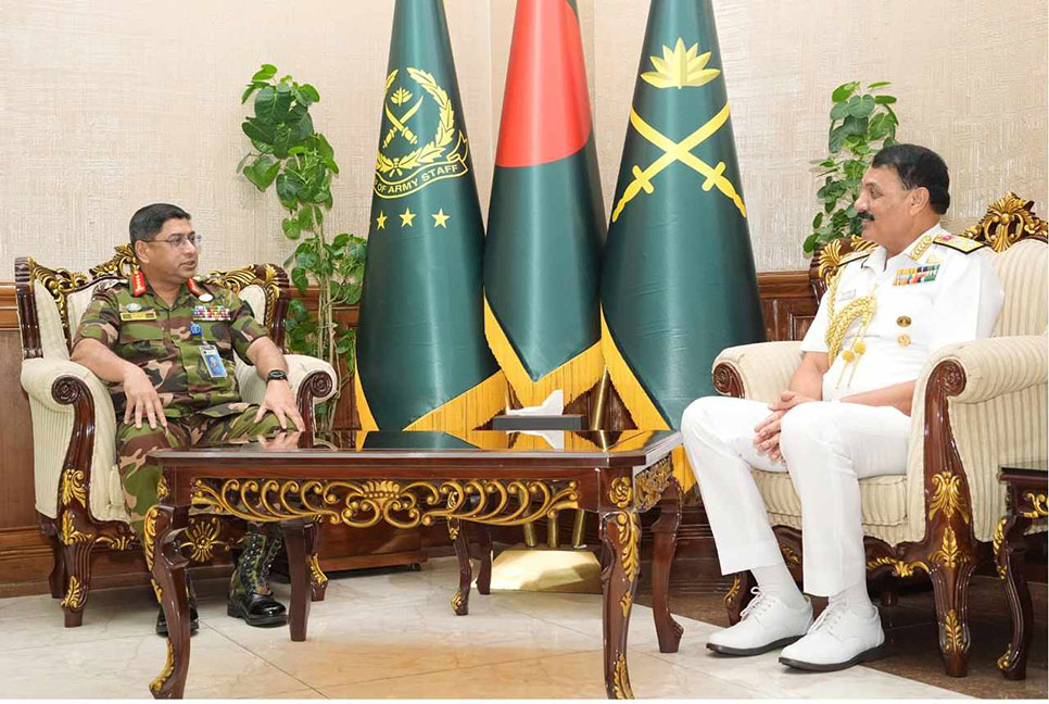 সেনাবাহিনী প্রধানের সাথে ভারতীয় নৌ বাহিনী প্রধানের সৌজন্য সাক্ষাৎ
