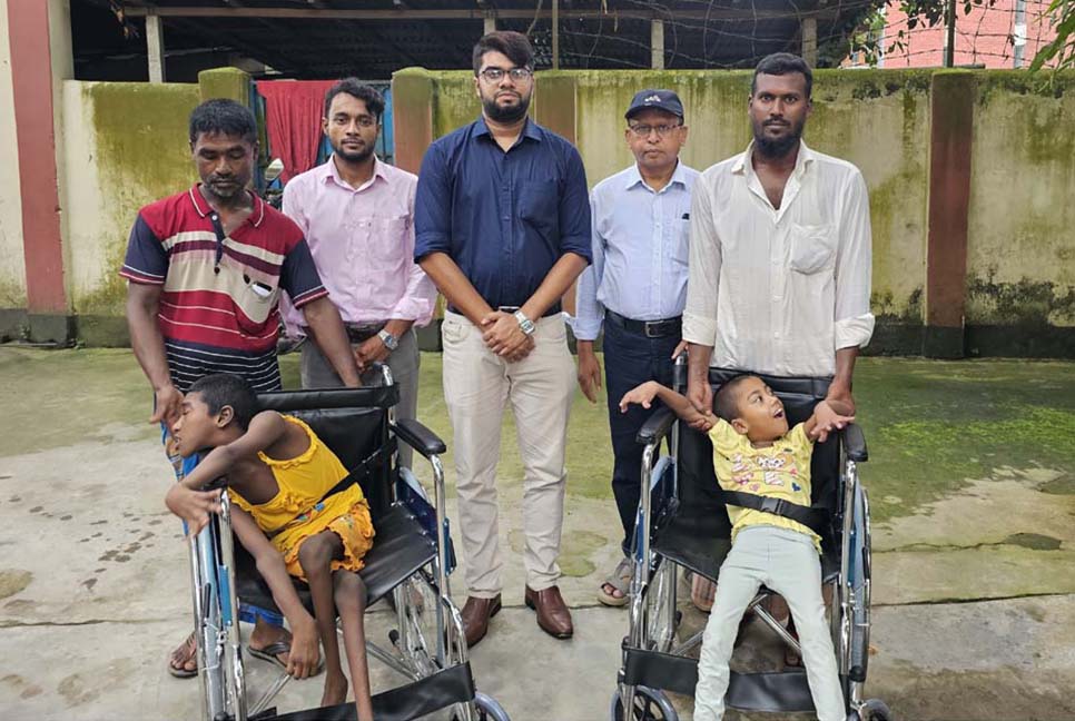 ধুনটে প্রতিবন্ধীদের মাঝে হুইল চেয়ার বিতরণ

