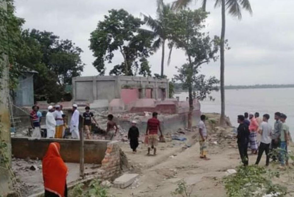 থামছে না যমুনার ভাঙন