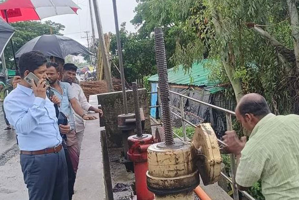চকরিয়ায় মাতামুহুরী নদীর পানি বিপৎসীমা ছুঁই ছুঁই