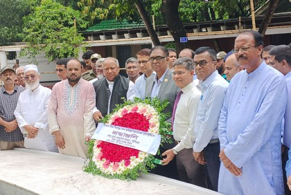 জাতির পিতার সমাধিতে স্থানীয় সরকার বিভাগের সচিবের শ্রদ্ধা 