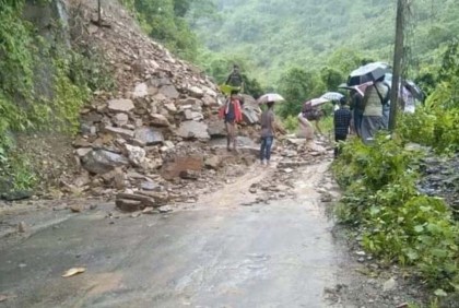 বান্দরবানে পাহাড় ধসে রুমার সাথে সড়ক যোগাযোগ বন্ধ

