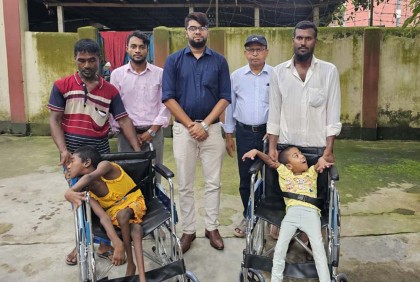 ধুনটে প্রতিবন্ধীদের মাঝে হুইল চেয়ার বিতরণ

