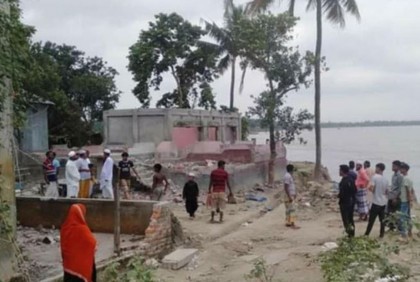 থামছে না যমুনার ভাঙন