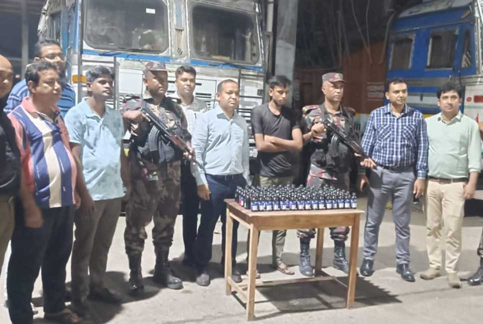 ভারতীয় পণ্যবাহী ট্রাকে ফেন্সিডিলের চালান, চালক আটক