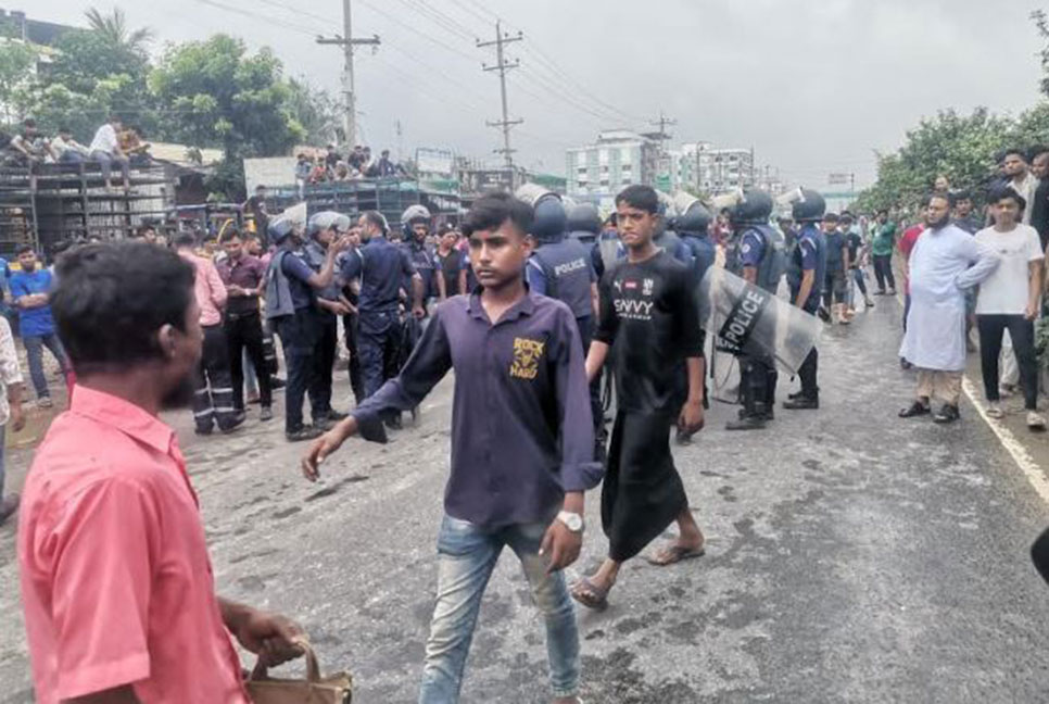 শ্রীপুরে পুলিশের উপর শ্রমিকদের ইট-পাটকেল নিক্ষেপ, আহত ৩