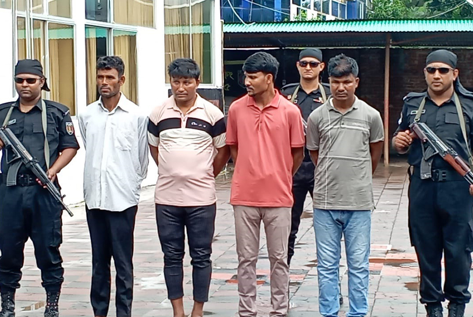 চকরিয়ায় আগ্নেয়াস্ত্র ও গোলাবারুদসহ গ্রেফতার ৪

