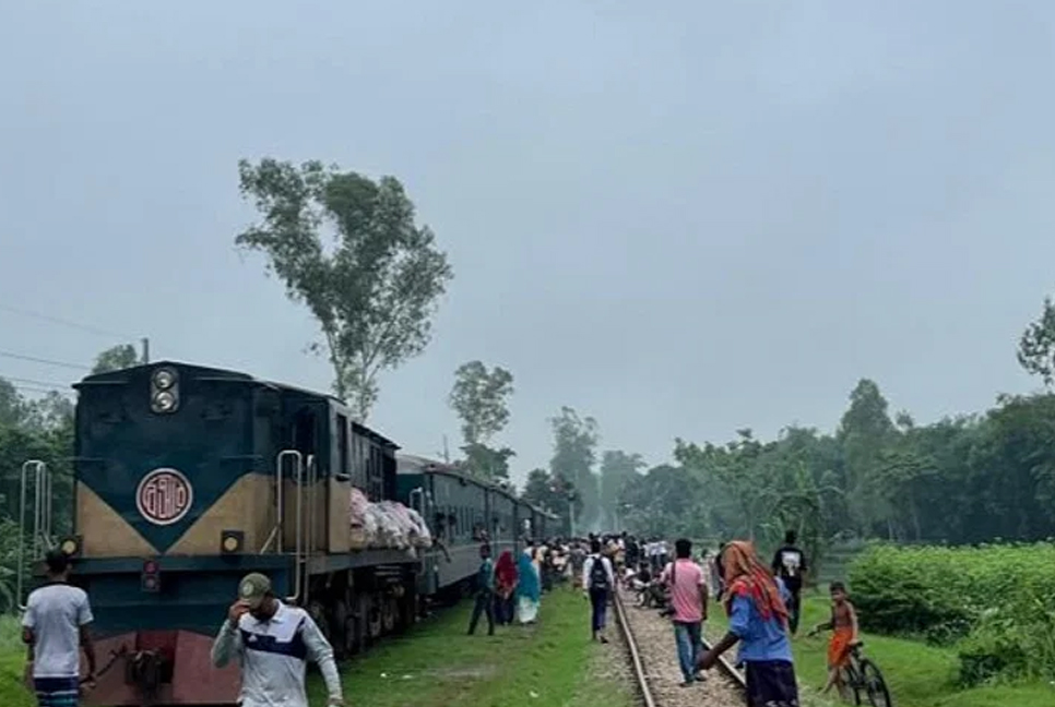 বগুড়ায় একের পর এক ট্রেন দুর্ঘটনা, আতঙ্কে যাত্রীরা