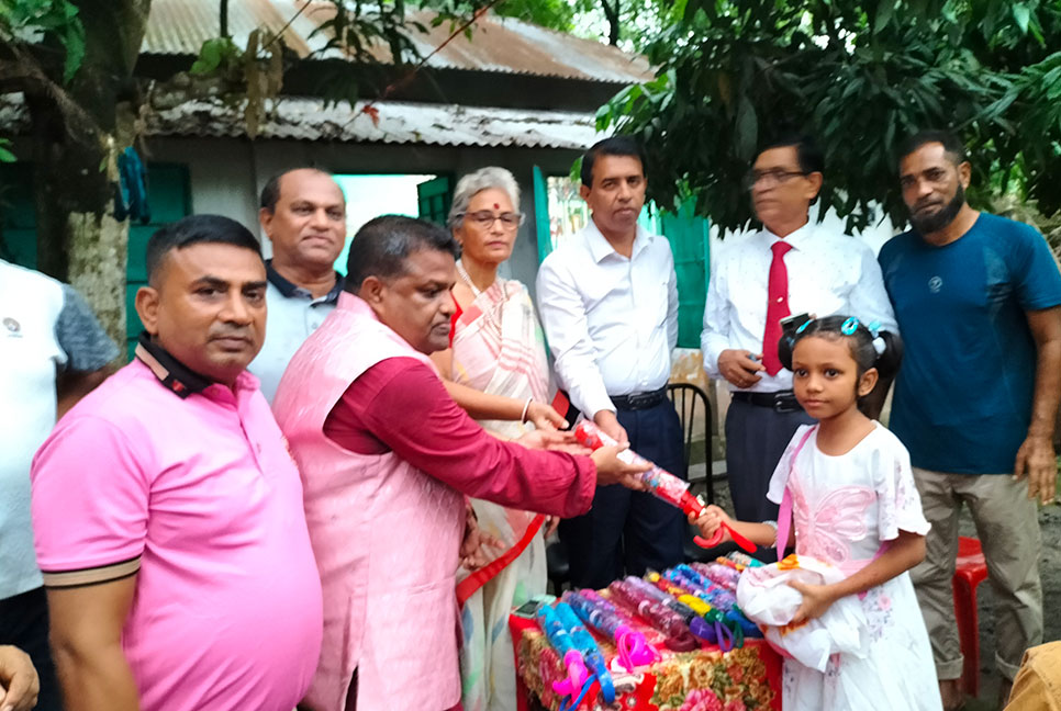 গোপালগঞ্জে শিশু শিক্ষার্থীদের মাঝে ছাতা বিতরণ