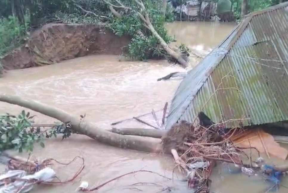 মুহুরী নদীর বেড়িবাঁধের ৩টি স্থানে ভাঙ্গন, ৪ গ্রাম প্লাবিত, নিহত ১
