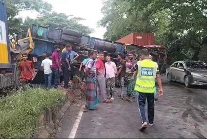 গজারিয়ায় ত্রিমুখী সংঘর্ষে গুরুতর আহত ২