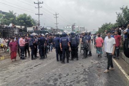 শ্রীপুরে পুলিশের উপর আন্দোলনরত শ্রমিকদের হামলা, ওসিসহ আহত ৩