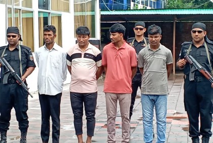 চকরিয়ায় আগ্নেয়াস্ত্র ও গোলাবারুদসহ গ্রেফতার ৪

