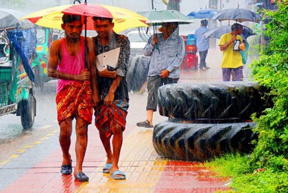 চট্টগ্রামে টানা বর্ষণে ভোগান্তি