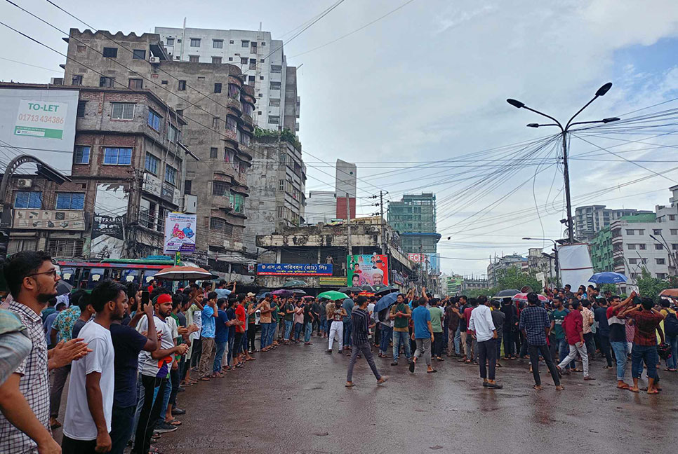 কোটা বাতিলের দাবিতে তাঁতিবাজার মোড় অবরোধ জবি শিক্ষার্থীদের