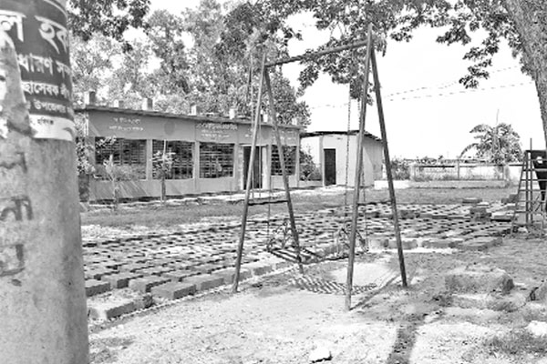 স্কুল মাঠ দখল করে ব্লক ব্যবসা