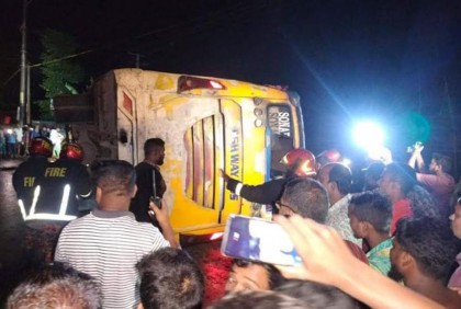 গাইবান্ধায় যাত্রীবাহী বাস উল্টে যুবক নিহত, আহত ১০