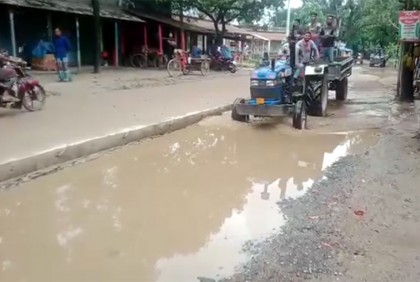 চিরিরবন্দরে রাস্তা নির্মাণে ধীরগতি, পথচারীদের দুর্ভোগ