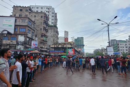 কোটা বাতিলের দাবিতে তাঁতিবাজার মোড় অবরোধ জবি শিক্ষার্থীদের