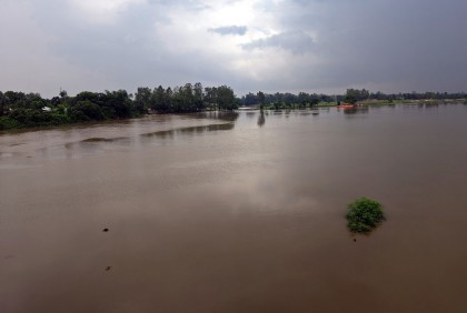 
দিনাজপুরে নদ-নদীর পানি বাড়ছে