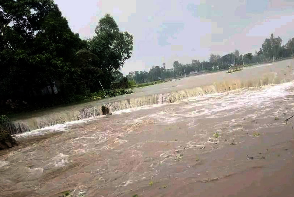গাইবান্ধায় বন্যানিয়ন্ত্রণ বাঁধ ভেঙে ১৫ গ্রাম প্লাবিত

