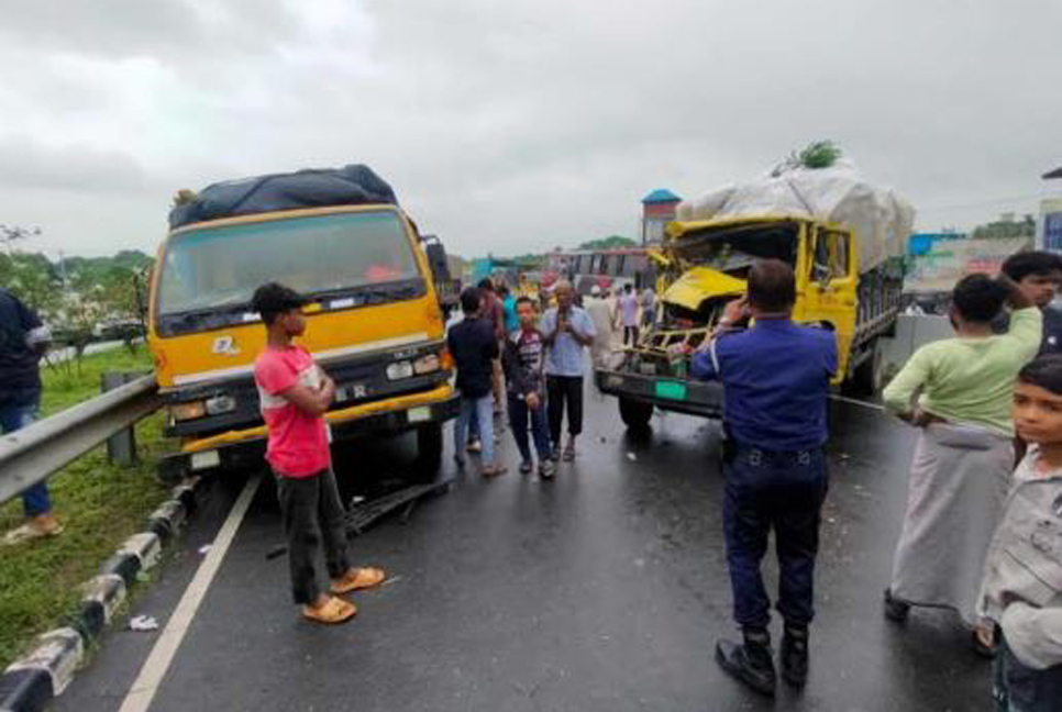 শিবচরে এক্সপ্রেসওয়েতে তিন ট্রাকের সংঘর্ষ, আহত ৪
