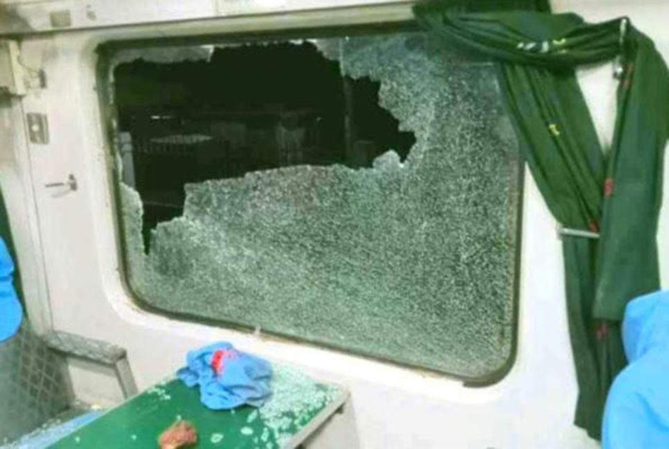 সোনাইমুড়িতে চলন্ত এক্সপ্রেস ট্রেনে দুর্বৃত্তের হামলা