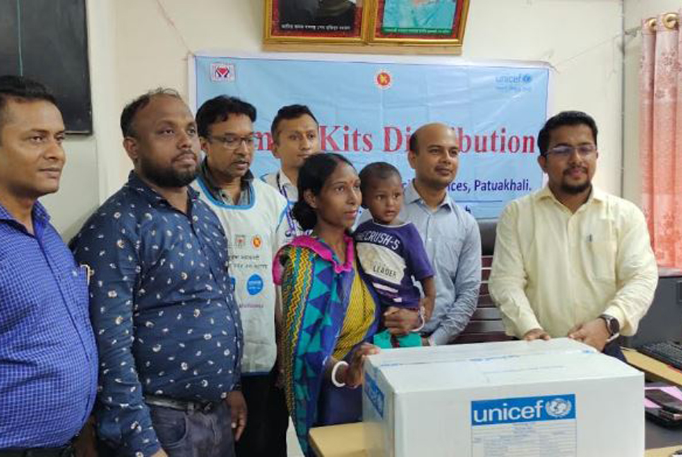 ঘূর্ণিঝড় রেমালে ক্ষতিগ্রস্ত শিশুরা পেল ফ্যামিলি কিট বক্স