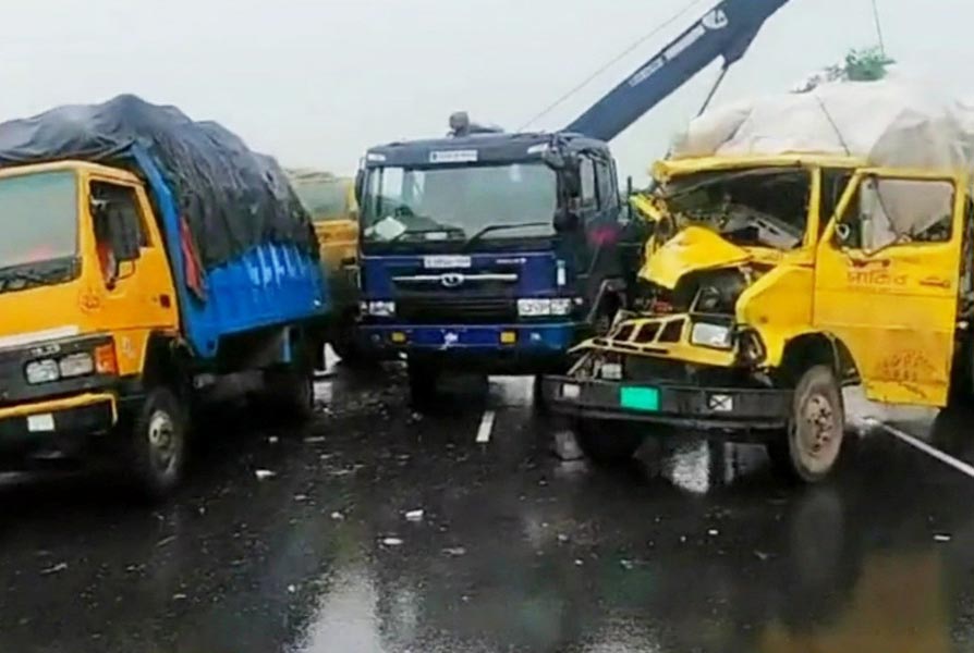 ঢাকা-ভাঙ্গা এক্সপ্রেসওয়েতে ৩ ট্রাকের সংঘর্ষ, ২ ঘণ্টা যান চলাচল বন্ধ