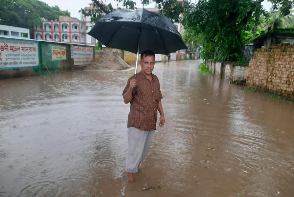 নোয়াখালীতে বৃষ্টিতে বিভিন্ন সড়কে জলাবদ্ধতা

