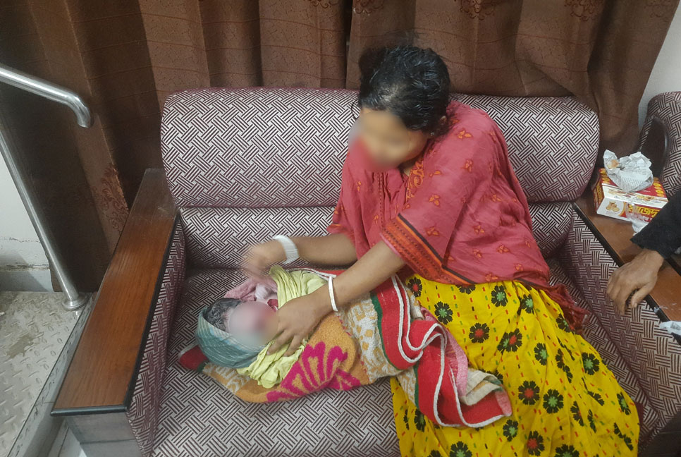 ট্রেনের জন্য অপেক্ষা করছিলেন, স্টেশনের প্ল্যাটফর্মেই সন্তান প্রসব