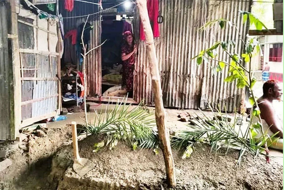 জমি নিয়ে বিরোধের জেরে ঘরের মেঝেতে মায়ের দাফন