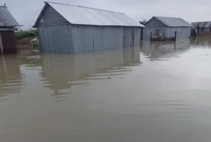 গাইবান্ধায় দুই নদীর পানি বিপৎসীমার উপরে, পানিবন্দী ২০ হাজার পরিবার

