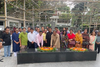বঙ্গবন্ধুর প্রতিকৃতিতে ইবি বঙ্গবন্ধু পরিষদের শ্রদ্ধা

