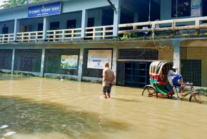 মৌলভীবাজারে ২০ দিন ধরে পানির নিচে সরকারি অফিস-হাসপাতাল