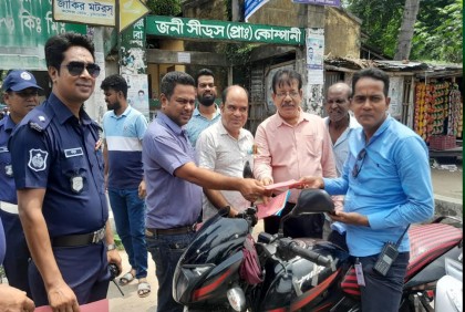 
চুয়াডাঙ্গায় ট্রাফিক সচেতনতা বৃদ্ধিতে লিফলেট বিতরণ কর্মসূচি