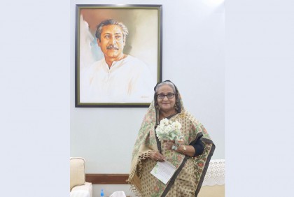শেখ হাসিনাকে ‌‘ইকেবানা’ উপহার পাঠালেন বাবা হারানো জাপানি কন্যা

