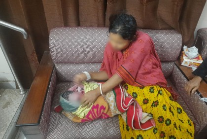 ট্রেনের জন্য অপেক্ষা করছিলেন, স্টেশনের প্ল্যাটফর্মেই সন্তান প্রসব