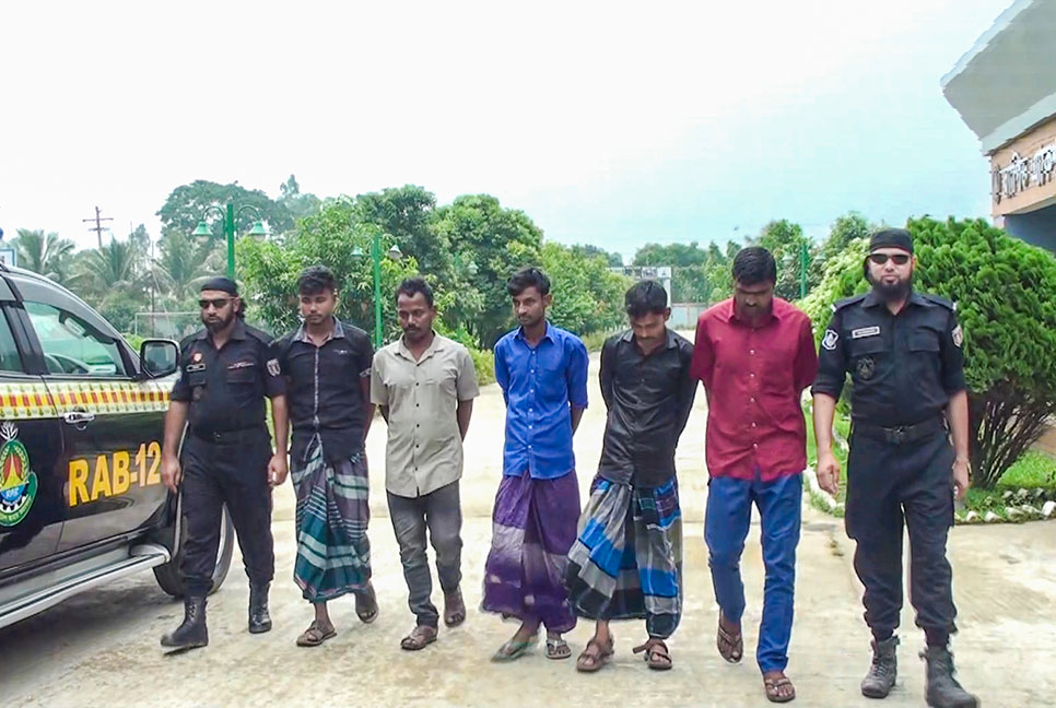 
র‌্যাবের অভিযানে ৫ জন আটক