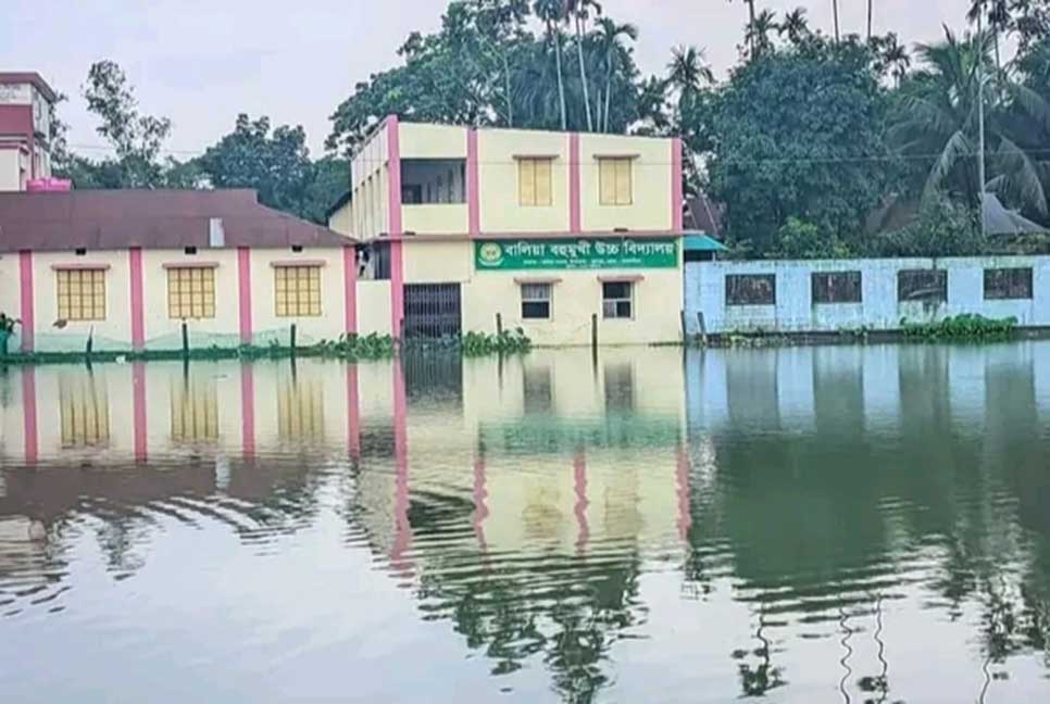 টানা বর্ষণে পানিবন্দি ফুলপুরের কয়েক হাজার মানুষ 