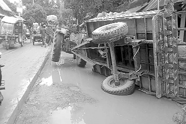 রাস্তা নির্মাণে ধীরগতি, দুর্ভোগ